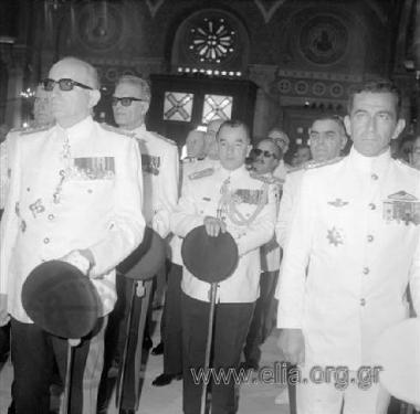 Ορκωμοσία του Γεωργίου Παπαδόπουλου ως Προέδρου της Δημοκρατίας στη Μητρόπολη, 20 Αυγούστου. Ανώτατοι αξιωματικοί. Ανάμεσά τους, ο αντιστράτηγος Γρηγόρης Σπαντιδάκης(;) και ο αντιστράτηγος Φαίδων Γκιζίκης.