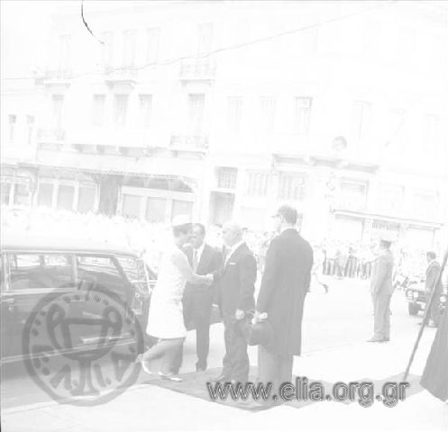 Ορκωμοσία του Γεωργίου Παπαδόπουλου ως Προέδρου της Δημοκρατίας στη Μητρόπολη, 20 Αυγούστου. Ο Στυλιανός Παττακός υποδέχεται τον Γεώργιο Παπαδόπουλο και τη σύζυγό του.