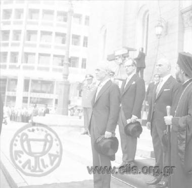 Ορκωμοσία του Γεωργίου Παπαδόπουλου ως Προέδρου της Δημοκρατίας στη Μητρόπολη, 20 Αυγούστου. Ο αντιπρόεδρος της Δημοκρατίας, στρατηγός Οδυσσέας Αγγελής, και ο Στυλιανός Παττακός αναμένουν την άφιξη του Γεώργιου Παπαδόπουλου.