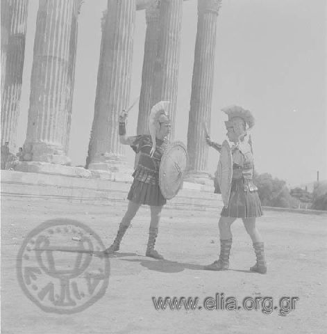Πυρρίχιος στο ναό του Ολυμπίου Διός από τον όμιλο λαϊκών χορών του Γιώργου Κουσιάδη.