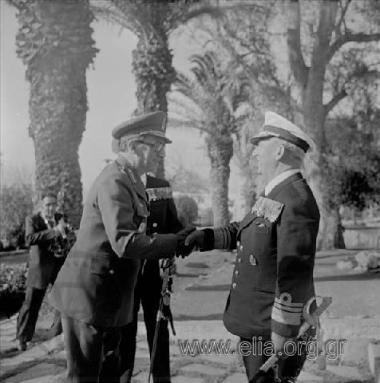 Ο νέος Αρχηγός Ναυτικού Αντιναύαρχος Κων. Εγκολφόπουλος χαιρετά τον Αρχηγό Ενόπλων Δυνάμεων Στρατηγό Διονύσιο Αρμπούζη.