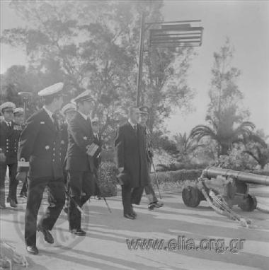 Τελετή ανάληψης καθηκόντων νέου Αρχηγού Ναυτικού αντιναυάρχου Κ. Εγκολφόπουλου. Άφιξη του υπουργού Εθνικής Αμύνης, Γεωργίου Αβέρωφ-Τοσίτσα. Αριστερά του ο απερχόμενος αρχηγός ΓΕΝ, Πέτρος Αραπάκης.