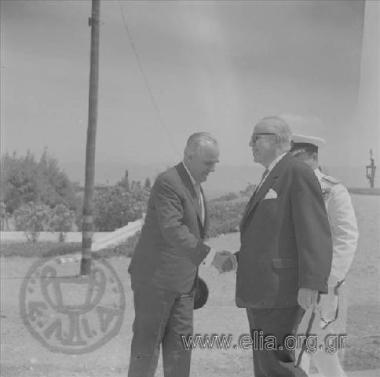 Ορκωμοσία του Βασιλικού Ναυτικού, 28 Μαΐου. Ο υπουργός Εθνικής Αμύνης, Σταύρος Κωστόπουλος(;).