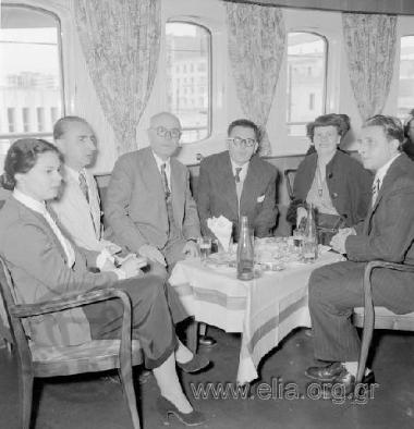 Συντροφιά (δημοσιογράφων;) στο σαλόνι πλοίου.