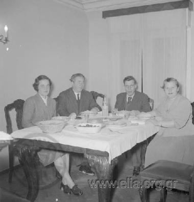 Συντροφιά σε δείπνο.