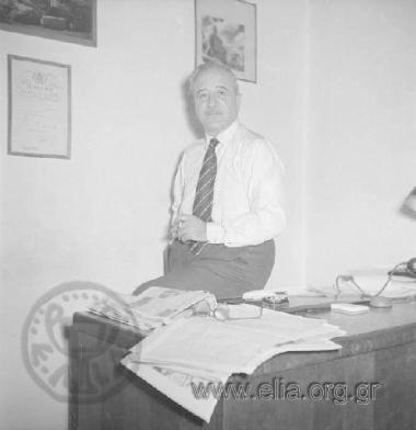 Δημοσιογράφος(;) στο γραφείο του.