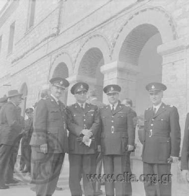 Αξιωματικοί της Αστυνομίας έξω από το Σύνταγμα Χωροφυλακής Μακρυγιάννη.