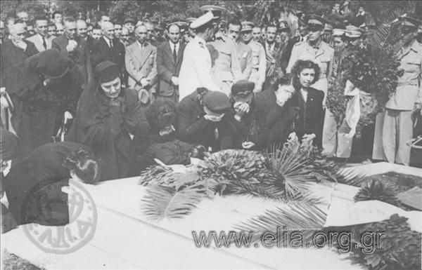 Μνημόσυνο ή κηδεία χωροφυλάκων που σκοτώθηκαν στα Δεκεμβριανά.