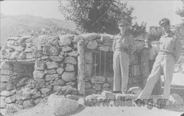 Εμφύλιος, άνδρες της Χωροφυλακής δίπλα σε οχυρό των ανταρτών(;).