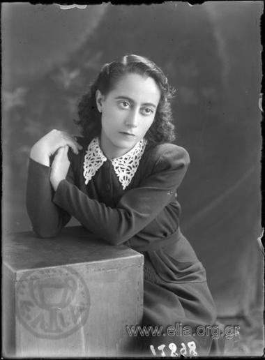 Πορτραίτο νέας με πλεχτό γιακά.