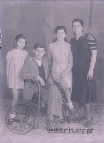 Οικογενειακό πορτραίτο. Γυναίκα με τρία παιδιά. Δύο κορίτσια και ένα αγόρι.