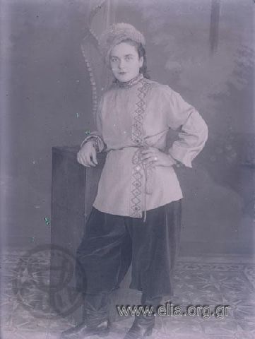 Νεαρή με στολή κοζάκου.