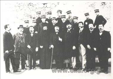 Πορτραίτο μαθητών και καθηγητών Γυμνασίου. Ανάμεσα στους μαθητές ο Νίκος Καζαντζάκης (τελευταία σειρά, τρίτος από αριστερά).