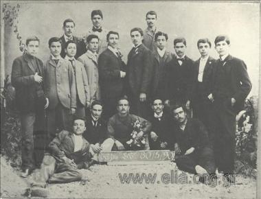 Μαθητές της έκτης τάξης του Γυμνασίου. Ο Νίκος Καζαντζάκης όρθιος στο κέντρο, πέμπτος από αριστερά.