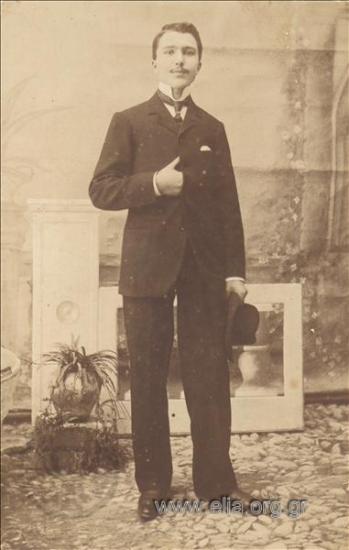 Ο Νίκος Καζαντζάκης. Ολόσωμο πορτραίτο στούντιο. Βοτσαλωτό δάπεδο και σκηνικό φόντο.