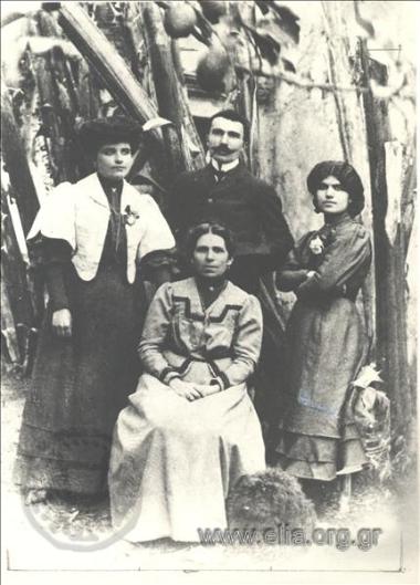 Ο Νίκος Καζαντζάκης με τη μητέρα του και τις αδελφές του.