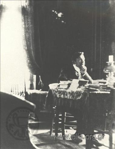 Ο Νίκος Καζαντζάκης στο εσωτερικό σπιτιού.