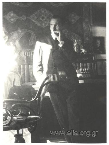 Ο Νίκος Καζαντζάκης στο σπίτι του, στην οδό Αναγνωστοπούλου.