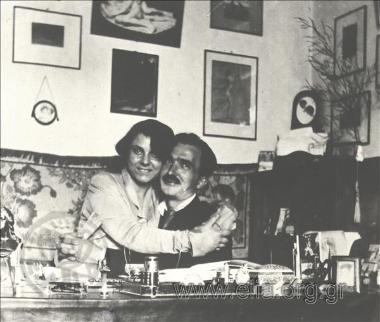 Ο Νίκος Καζαντζάκης και η Γαλάτεια στο σπίτι τους στην οδό Δερβενίων 25.