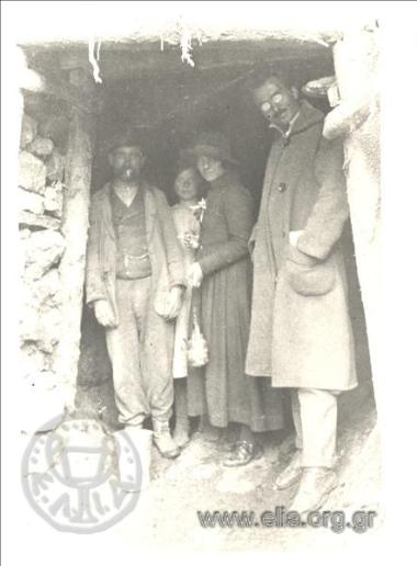 Ο Νίκος Καζαντζάκης και η Γαλάτεια, στο λιγνιτορυχείο του Καζαντζάκη στη Στούπα Μάνης (θέση Πραστοβά). Υπεύθυνος του λιγνιτορυχείου ήταν ο Γιώργης Ζορμπάς.