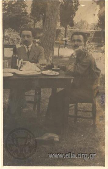 Ο Νίκος Καζαντζάκης με τον Κώστα Σφακιανάκη στη Μονή Πεντέλης, 12 Ιουλίου.