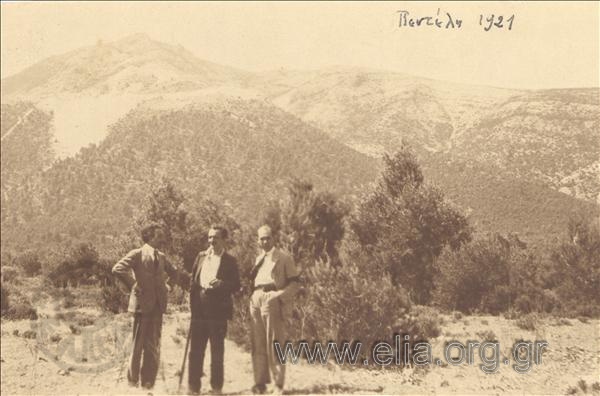Ο Νίκος Καζαντζάκης, ο Κώστας Σφακιανάκης και ο Λευτέρης Αλεξίου κάνουν περίπατο στο βουνό.