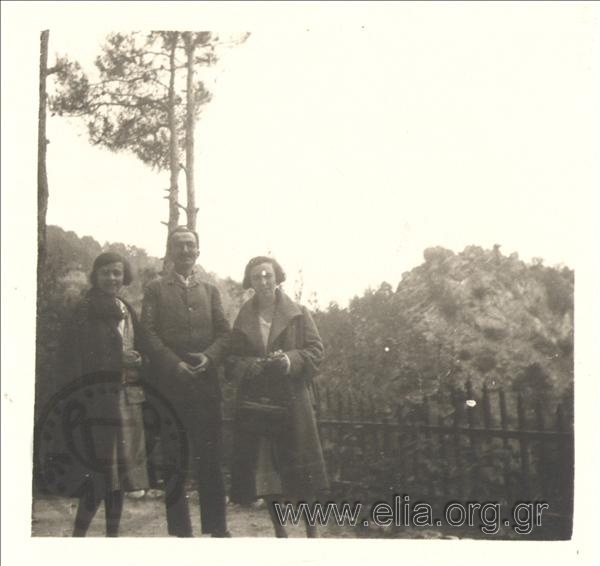 Ο Νίκος Καζαντζάκης και οι αδελφές Παπαϊωάννου στο Τρόοδος.