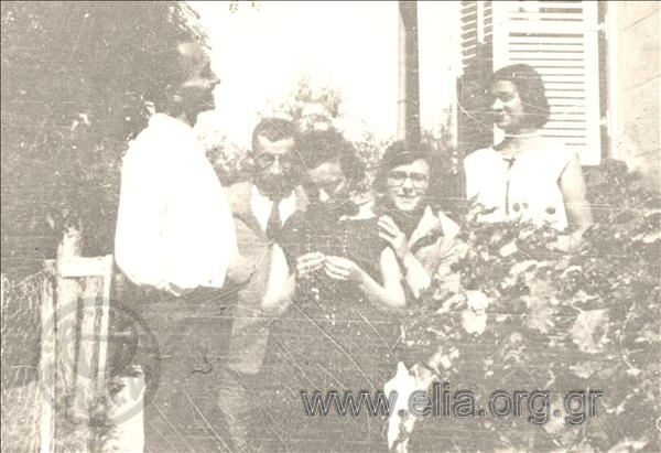 Ο Νίκος Καζαντζάκης και οι αδελφές Παπαϊωάννου στον κήπο της Lea Dunkenblum.