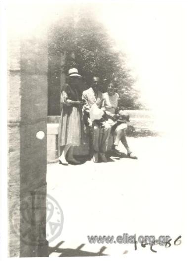 Ο Νίκος Καζαντζάκης και οι αδελφές Παπαϊωάννου(;) στην Ιερουσαλήμ.