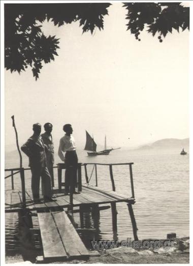 Ο Νίκος Καζαντζάκης και οι Κώστας Ελευθερουδάκης και Παντελής Πρεβελάκης σε προβλήτα στους Μύλους, 24 Ιουλίου.