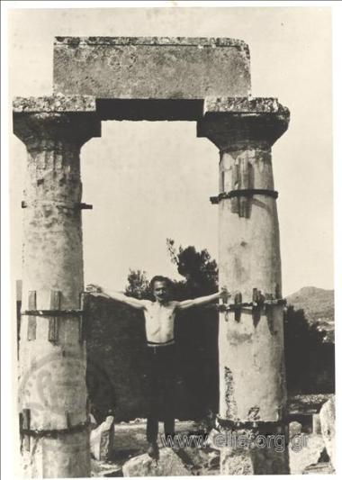 Ο Νίκος Καζαντζάκης στο ναό της Αφαίας, φθινόπωρο.