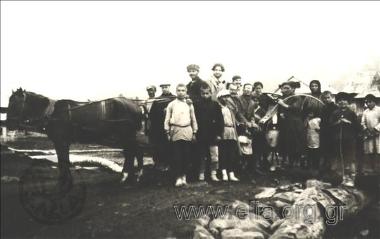 Από την περιοδεία του Νίκου Καζαντζάκη και του Παναΐτ Ιστράτι στην Ε.Σ.Σ.Δ.: ο Καζαντζάκης, ο Ιστράτι, η σύντροφός του Bilili Baud-Bovyκαι η Ελένη Σαμίου σε ελληνικο χωριό του Καυκάσου. Οκτώβριος.