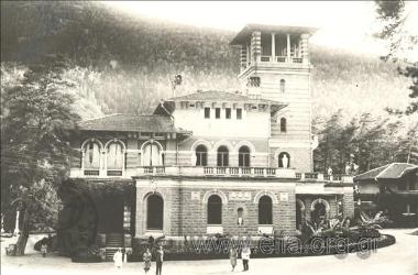 Από την περιοδεία του Νίκου Καζαντζάκη και του Παναΐτ Ιστράτι στην Ε.Σ.Σ.Δ.: ο Καζαντζάκης και η Ελένη Σαμίου στη Dom Odekha (Likani, Borjom), οικία του αδελφού του Τσάρου που μετατράπηκε σε αναπαυτήριο εργατών.