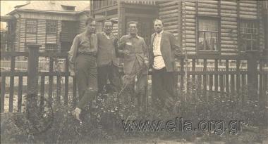 Από την περιοδεία του Νίκου Καζαντζάκη και του Παναΐτ Ιστράτι στην Ε.Σ.Σ.Δ.: ο Καζαντζάκης, ο Ιστράτι και ο Marchenko σε εκδρομή κοντά στο Nijni Novgorod.