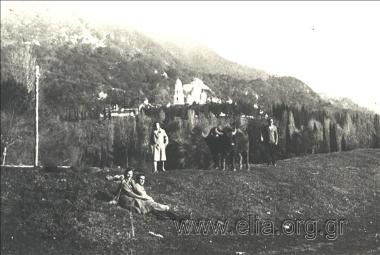 Από την περιοδεία του Νίκου Καζαντζάκη και του Παναΐτ Ιστράτι στην Ε.Σ.Σ.Δ.: ο Ιστράτι και η Bilili Baud-Bovy (καθιστοί), η Ελένη Σαμίου και ο Καζαντζάκης με φόντο τη μονή 