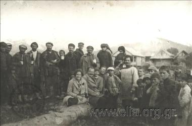 Από την περιοδεία του Νίκου Καζαντζάκη και του Παναΐτ Ιστράτι στην Ε.Σ.Σ.Δ.: η Ελένη Σαμίου, ο Καζαντζάκης, η Bilili Baud-Bovy και ο Ιστράτι σε ελληνικό χωριό του Καυκάσου.