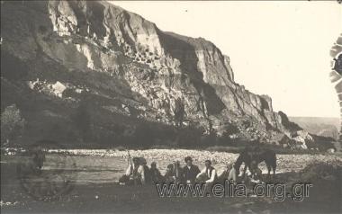 Από την περιοδεία του Νίκου Καζαντζάκη και του Παναΐτ Ιστράτι στην Ε.Σ.Σ.Δ.: η Bilili Baud-Bovy και ο Παναΐτ Ιστράτι κάνουν εκδρομή με άλογα κοντά στη θερινή κατοικία της βασίλισσας Tamara της Γεωργίας (la forteresse aux roses). Στο βάθος διακρίνονται στο βράχο σπηλιές - κατοικίες τρωγλοδυτών.