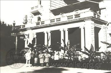 Από την περιοδεία του Νίκου Καζαντζάκη και του Παναΐτ Ιστράτι στην Ε.Σ.Σ.Δ.: η Ελένη Σαμίου, ο Καζαντζάκης, η Bilili Baud-Bovy και γιατροί στην Dom Odekha, παλαιά κατοικία του αδελφού του Τσάρου που μετατράπηκε σε αναπαυτήριο εργατών.