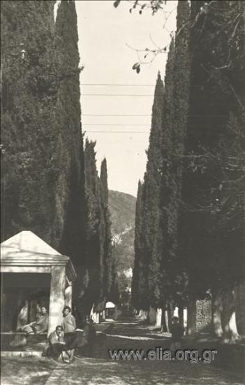 Από την περιοδεία του Νίκου Καζαντζάκη και του Παναΐτ Ιστράτι στην Ε.Σ.Σ.Δ.: η Ελένη Σαμίου, ο Καζαντζάκης, η Bilili Baud-Bovy.