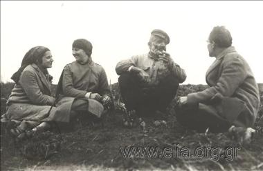 Από την περιοδεία του Νίκου Καζαντζάκη και του Παναΐτ Ιστράτι στην Ε.Σ.Σ.Δ.: η Ελένη Σαμίου, η Bilili Baud-Bovy και ο Νίκος Καζαντζάκης συνομιλούν με χωρικό.