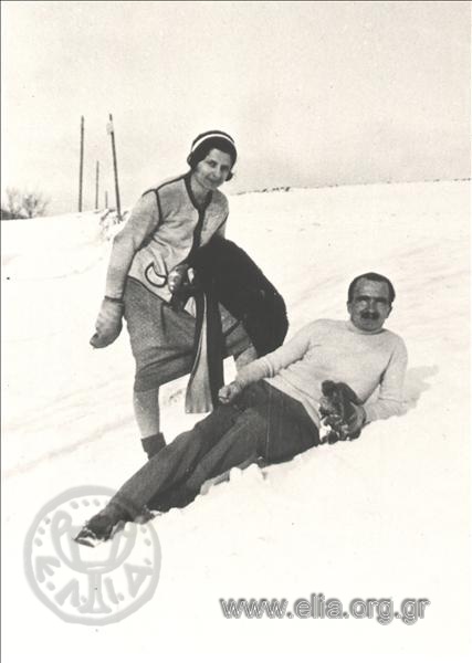 Ο Νίκος Καζαντζάκης και η Ελένη Σαμίου στα χιόνια.