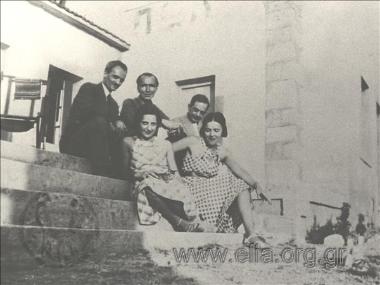 Α. Μαρσέλλος, Νίκος Καζαντζάκης, Τάκης Καλμούχος, Ελένη Καζαντζάκη και Μαρίκα Παπαϊωάννου.