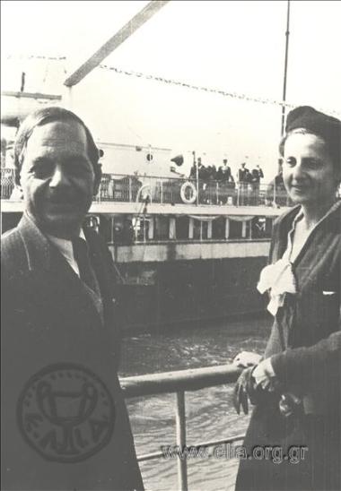 Ο Τάκης Καλμούχος και η Ελένη Καζαντζάκη(;) σε πλοίο.