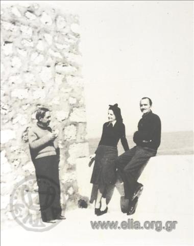 Ο Τάκης Καλμούχος, η Ελένη και ο Νίκος Καζαντζάκης στο σπίτι των τελευταίων στο Σταυρό.