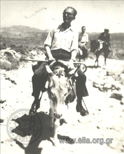 Ο Νίκος Καζαντζάκης στην Κρήτη ως μέλος της επιτροπής για τη διαπίστωση των ωμοτήτων των Ναζί: επιστροφή από την Μονή Τοπλού. Στο βάθος ο Ιωάννης Κακριδής.