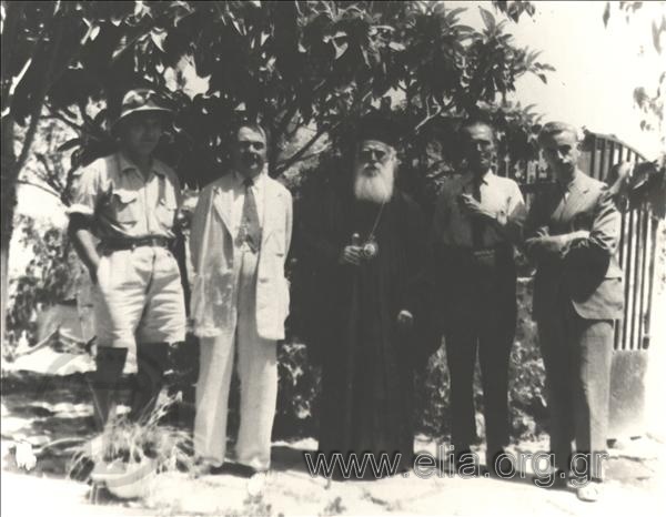 Από το ταξίδι του Νίκου Καζαντζάκη στην Κρήτη ως μέλους επιτροπής για τη διαπίστωση των ωμοτήτων των Ναζί. Από αριστερά: ο δημοσιογράφος Κοντουλάκης, ο Καλλιτσουνάκης, ο επίσκοπος Πέτρας και Σειλήνου, ο Νίκος Καζαντζάκης και ο Ιωάννης Κακριδής.