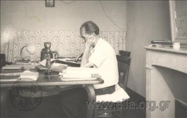 Ο Νίκος Καζαντζάκης μελετά στο γραφείο του, 26 Ιουλίου.