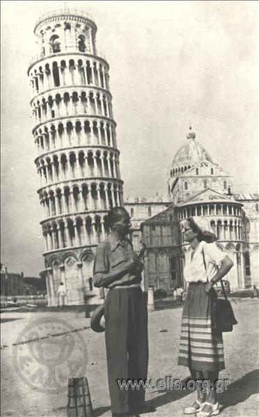 Ο Νίκος και η Ελένη Καζαντζάκη με φόντο τον Πύργο της Πίζας, 10 Σεπτεμβρίου.
