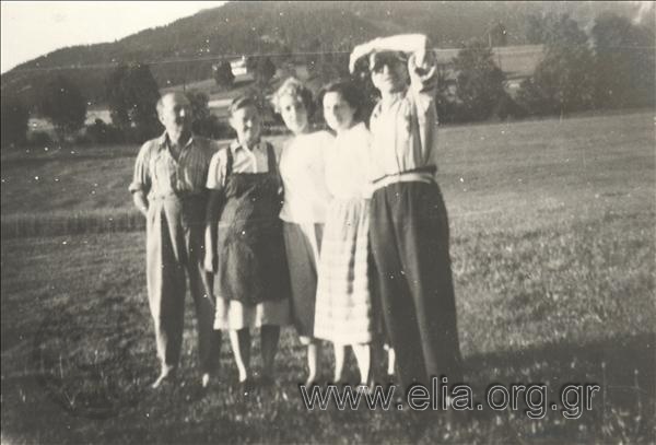 Η οικογένεια Filzer, η Ολλανδέζα Meta S και η Ελένη με το Νίκο Καζαντζάκη στο Kitzbühel. Ιούλιος.