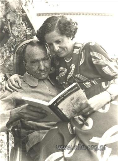 Η Ελένη και ο Νίκος Καζαντζάκης, μελετώντας τη 